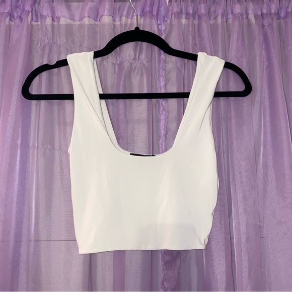 PrettyLittleThing Crop White Scoop Neck Tank Top - Picture 1 of 3